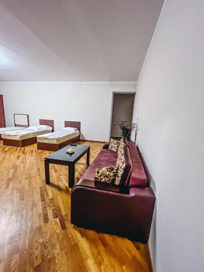 Castle Family Hotel Erevan Exterior foto