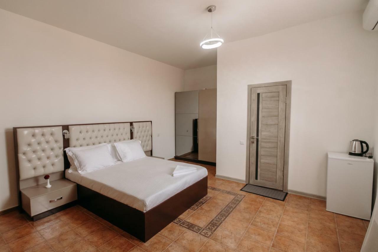 Castle Family Hotel Erevan Exterior foto