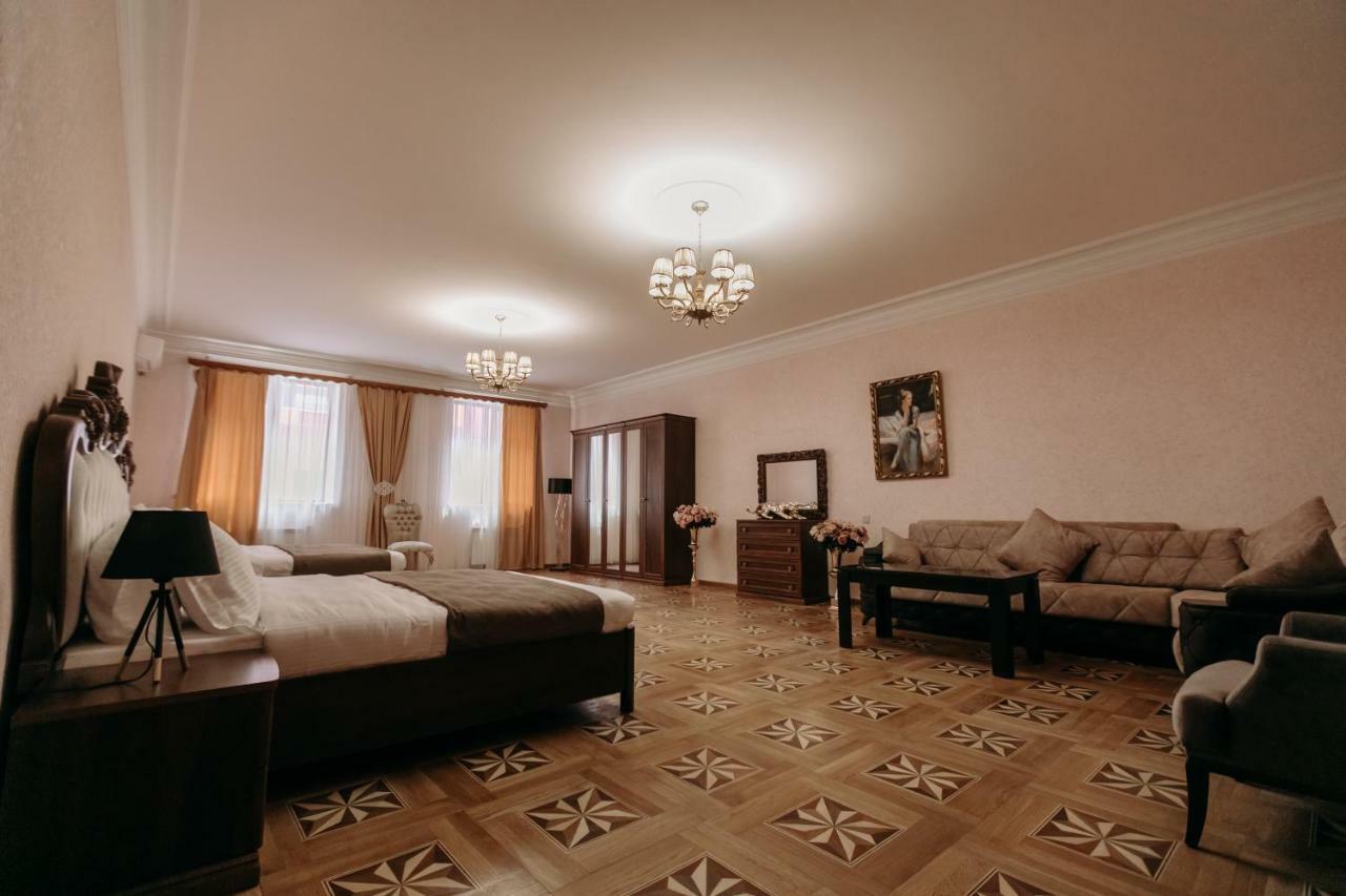 Castle Family Hotel Erevan Exterior foto