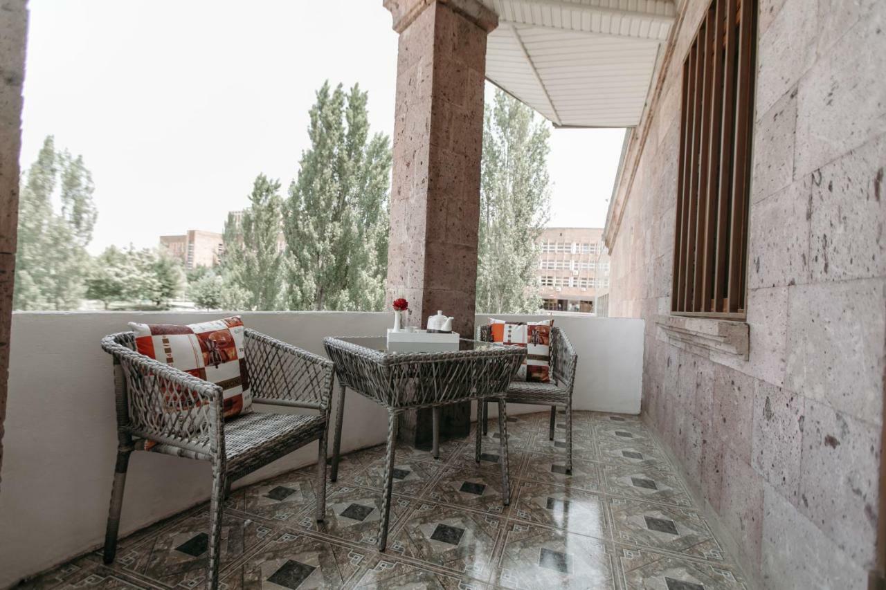Castle Family Hotel Erevan Exterior foto